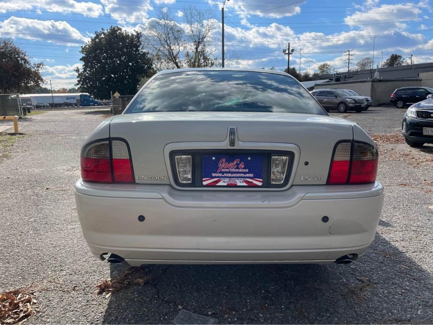 2006 white /gray Lincoln LS Ultimate (1LNFM87A06Y) with an 3.9 V8 engine, Automatic transmission, located at 5700 Curlew Drive, Norfolk, VA, 23502, (757) 455-6330, 36.841885, -76.209412 - Photo#2